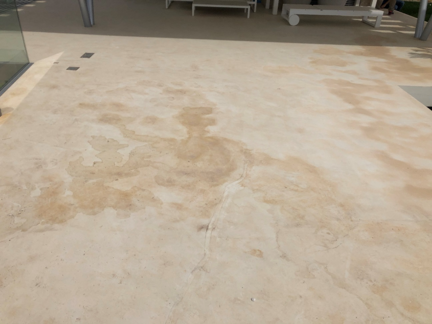 Remodelling with ready-to-use microcement on the floor.