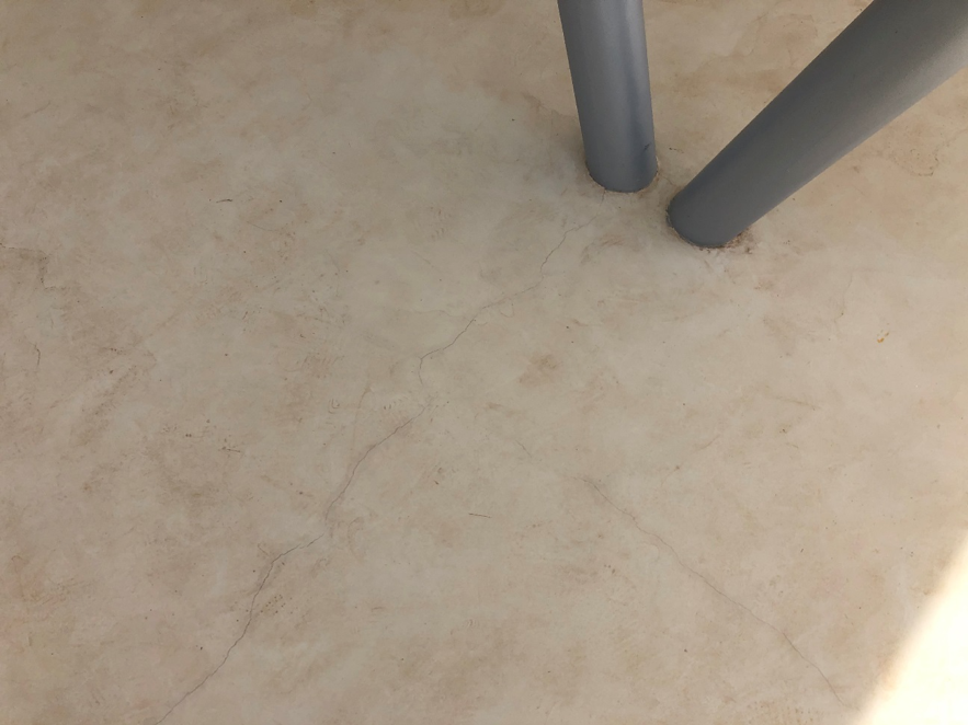 Details of remodelling with ready-to-use microcement on the floor.