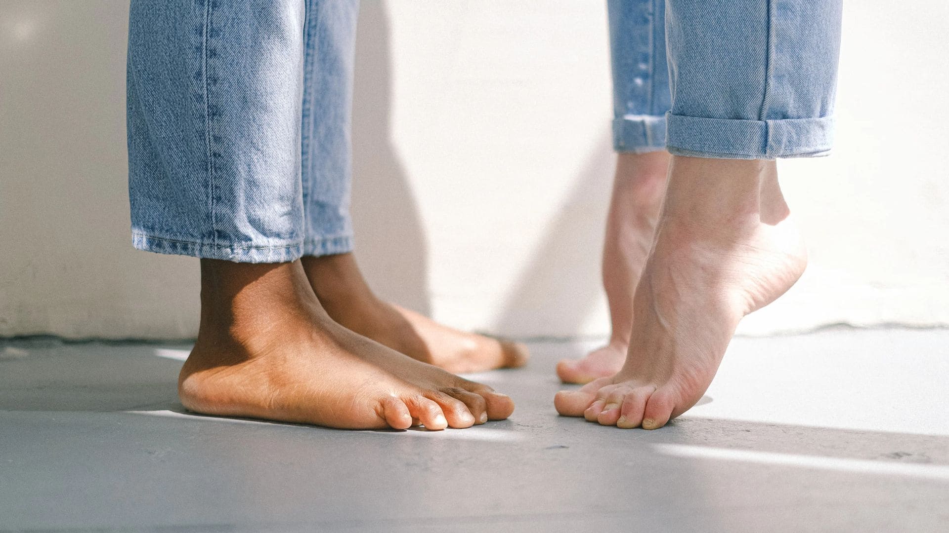 Pies caminando sobre revestimiento decorativo para conocer los beneficios de caminar descalzo sobre microcemento.