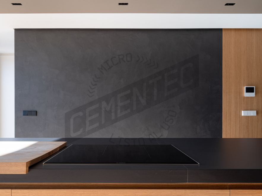 Microcemento en pared de cocina, reforma realizada aplicando microcemento listo al uso de Cementec.