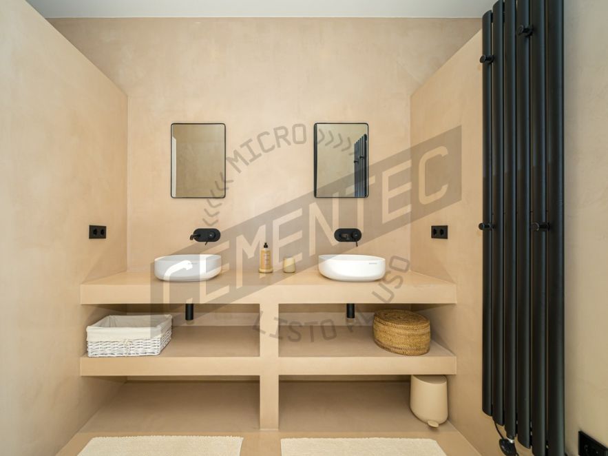 Bathroom where Cementec ready-to-use microcement has been applied.