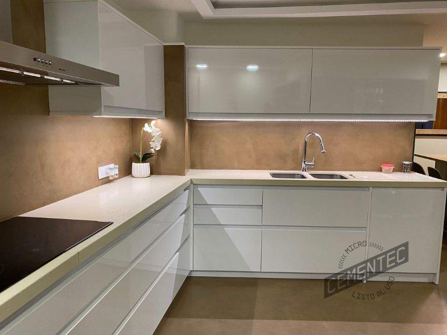 revestimiento con cemento decorativo en paredes y suelo de cocina color toffe vivienda de Cartagena