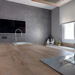 Cocina reformada con CEMENTEC Estándar en paredes y encimera de madera, especial para zonas húmedas.