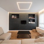 Reforma con microcemento y madera en salón comedor de vivienda unifamiliar, donde se aplica CEMENTEC Estándar Azul Báltico sobre el mueble central de pladur.