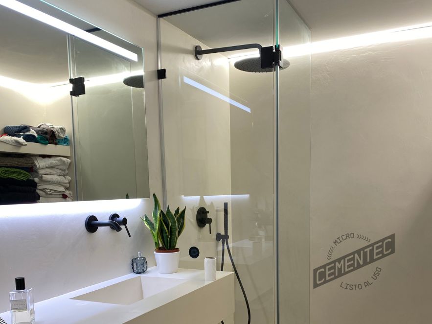 Ready-to-use Cementec microcement walls in a bathroom. 