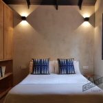 Dormitorio principal con paredes realizadas en microcemento acabado vintage de Cementec.