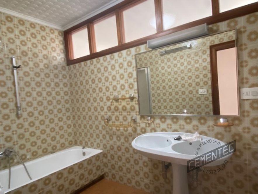 Bathroom in single-family house with tiles, before applying microcement on Cementec tiles.