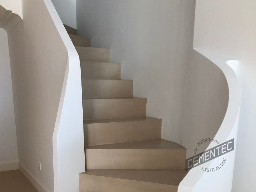 Escaleras de caracol revestidas con microcemento listo al uso de Cementec. 