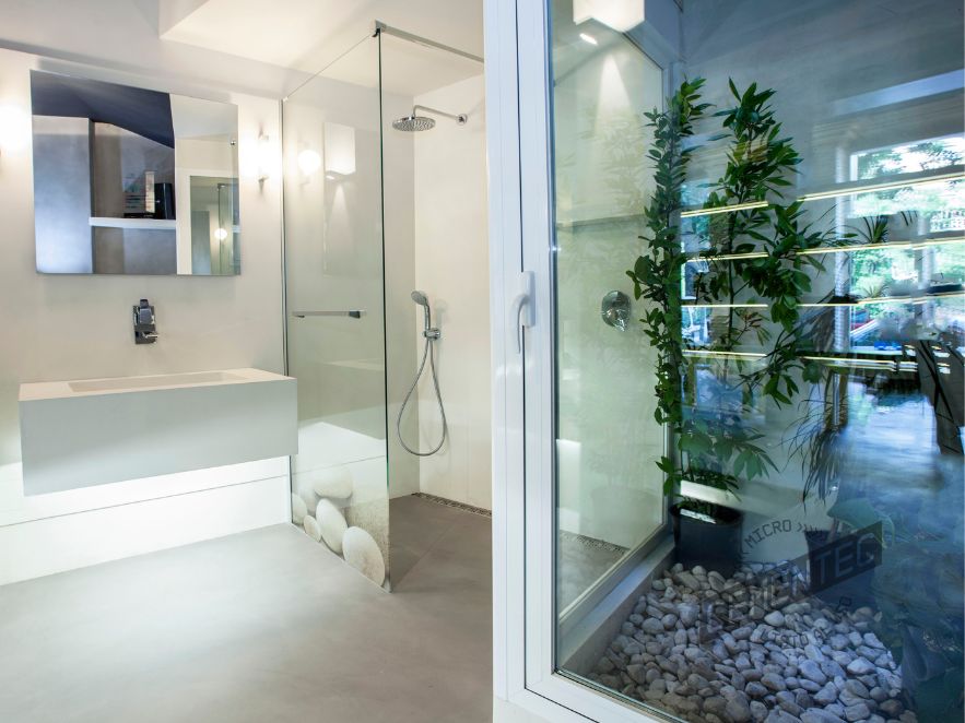 Plato de ducha de microcemento aplicado por Cementec en reforma de cuarto de baño moderno.