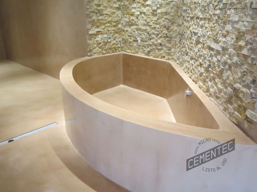 Bañera de obra a modo de baño turco con microcemento listo al uso de Cementec.