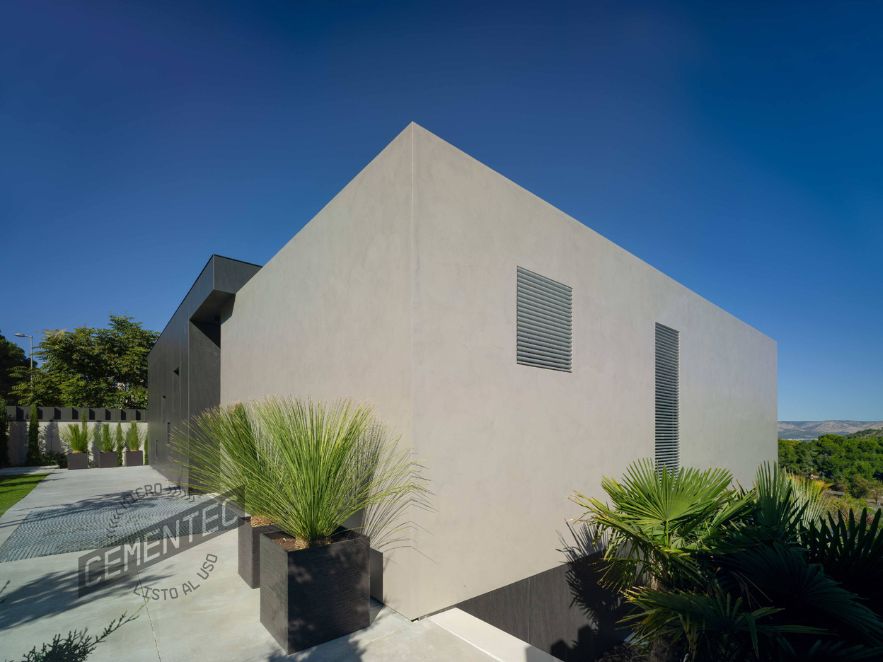 Exterior wall with Cementec pearl grey ready-to-use microcement.