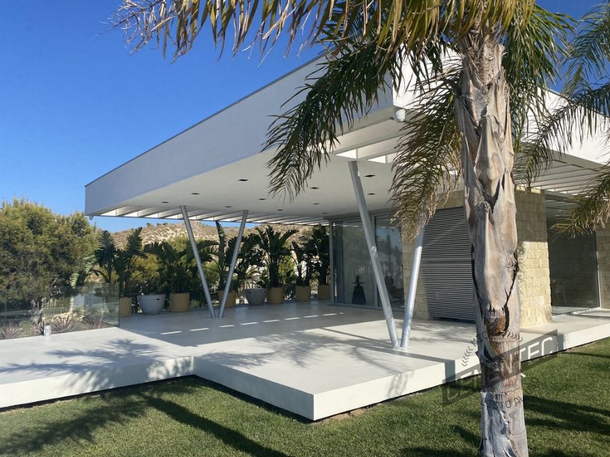 Aplicación de microcemento en terraza exterior de casa minimalista y moderna gracias a Cementec.