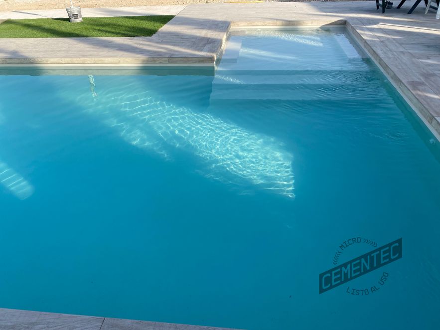 Una de las piscinas de microcemento blanco en la que se ha aplicado el acabado Cementec pool. 