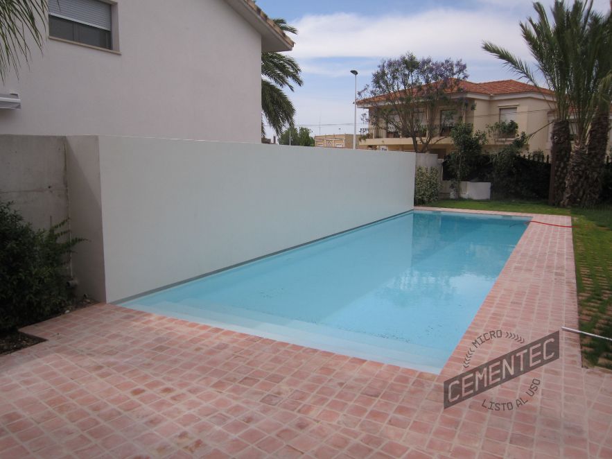 Jardín exterior con piscina realizada de microcemento listo al uso Cementec.