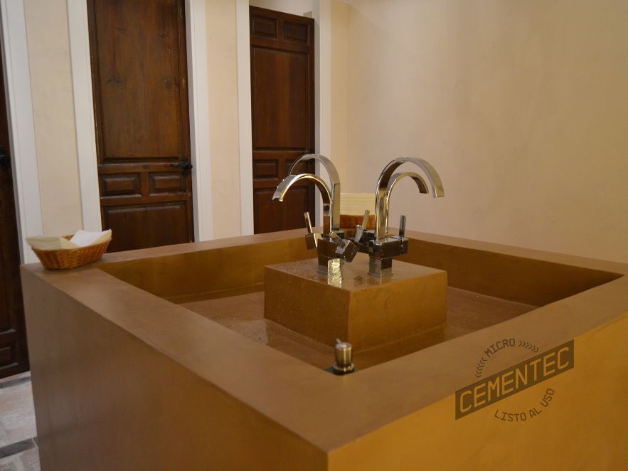 Lavabo de microcemento con 4 grifos. Bancada en forma de cuadrado elaborada por Cementec.