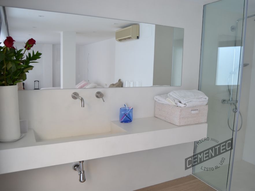 Plasterboard support of microcement washbasin as a home finish by Cementec.