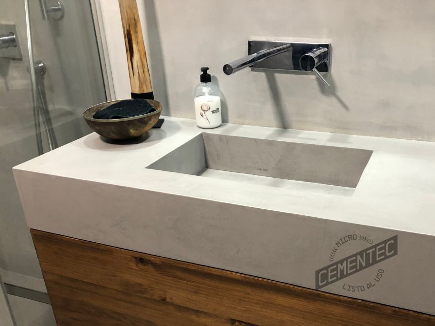 Bancada de lavabo de microcemento en cuarto de baño fabricada en hormigón y revestida en microcemento Cementec Estándar.