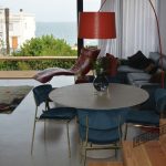 Flat in Alicante where integral reform of housing is carried out with standard Cementec microcement both in the floor area and in some decorative elements, for example the main table of the room.