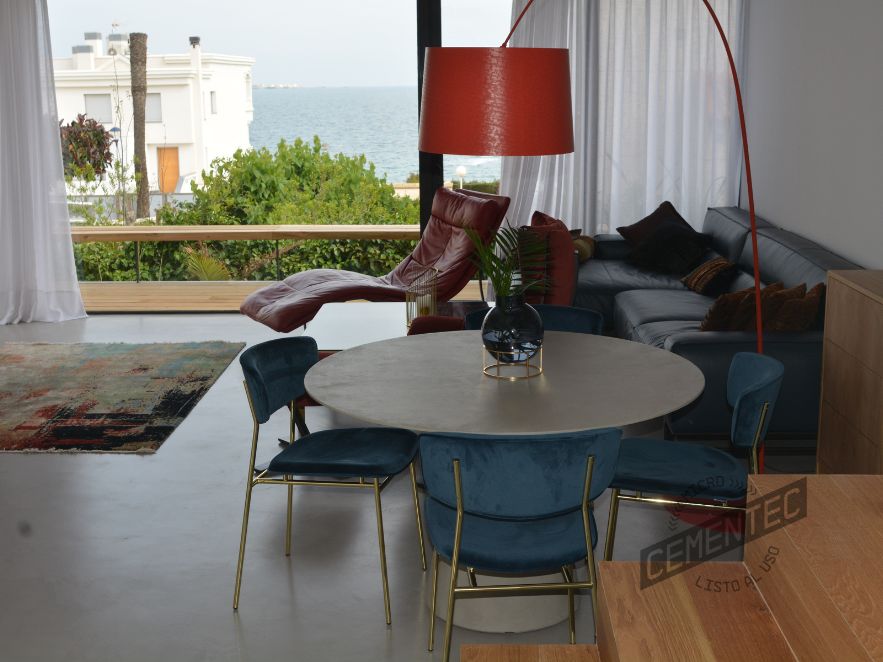 Apartamento en Alicante donde se realiza reforma integral de vivienda con microcemento Cementec estándar tanto en la zona del suelo como en algunos elementos decorativos, por ejemplo la mesa principal de la estancia.