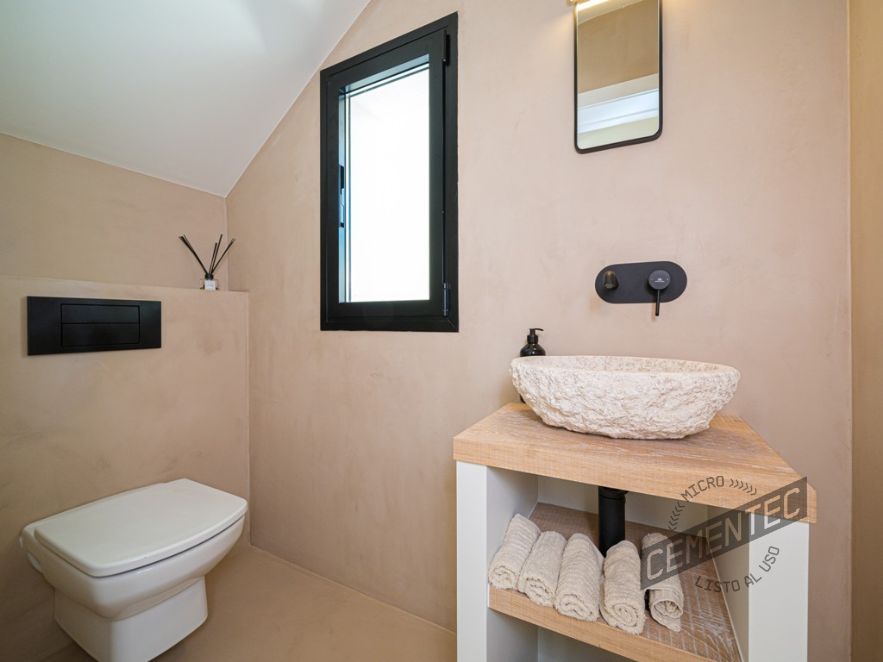 Beige microcement bathrooms: Aesthetic versatility and functionality in any decorative style