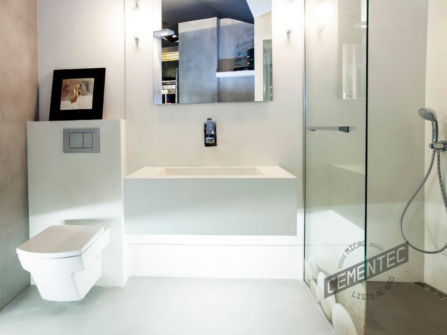 Baño de microcemento blanco combinado con gris perla de Cementec.