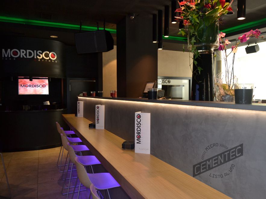 Cementec Texture microcement texture applied in a restaurant or leisure bar.