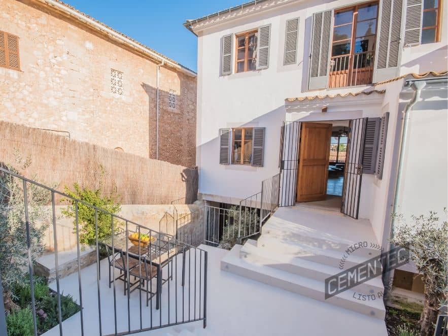 Jardín o terraza privada revestida con microcemento exterior antideslizante de vivienda situada en Mallorca.