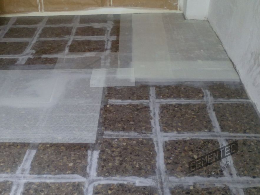 Substrates with pre-treated joints to prevent the generation of microcement cracks.