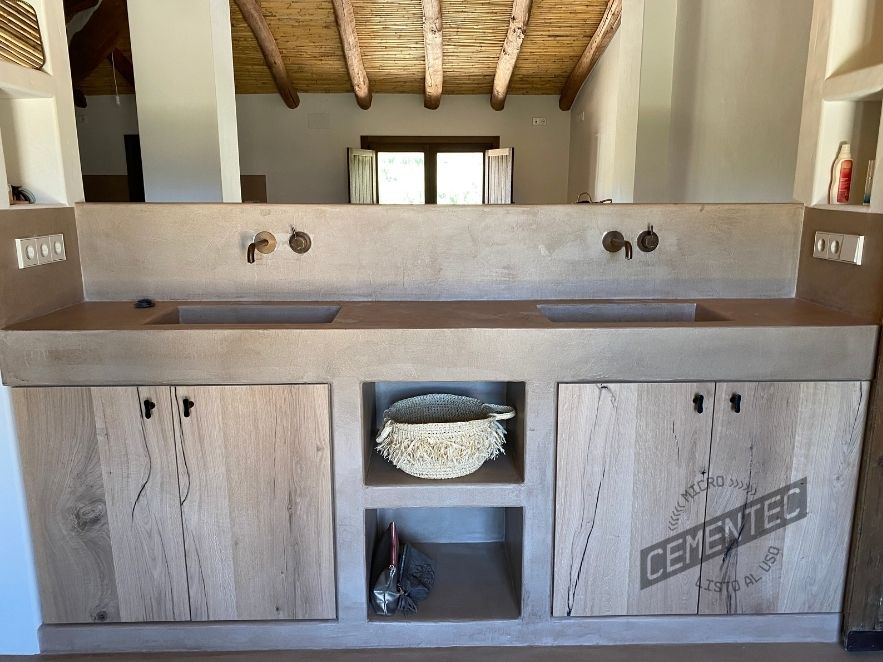 Frontal de cuarto de baño en el que se mezclan acabados en madera y microcemento listo al uso.