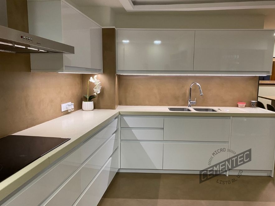 Kitchen finished with sand-coloured microcement.