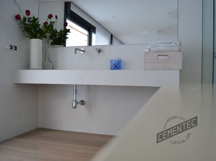 Detail of white microcement bathroom applied with Cementec system.