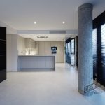 Dining room and kitchen integrated in the same room using Cementec jointless smoothed microcement.