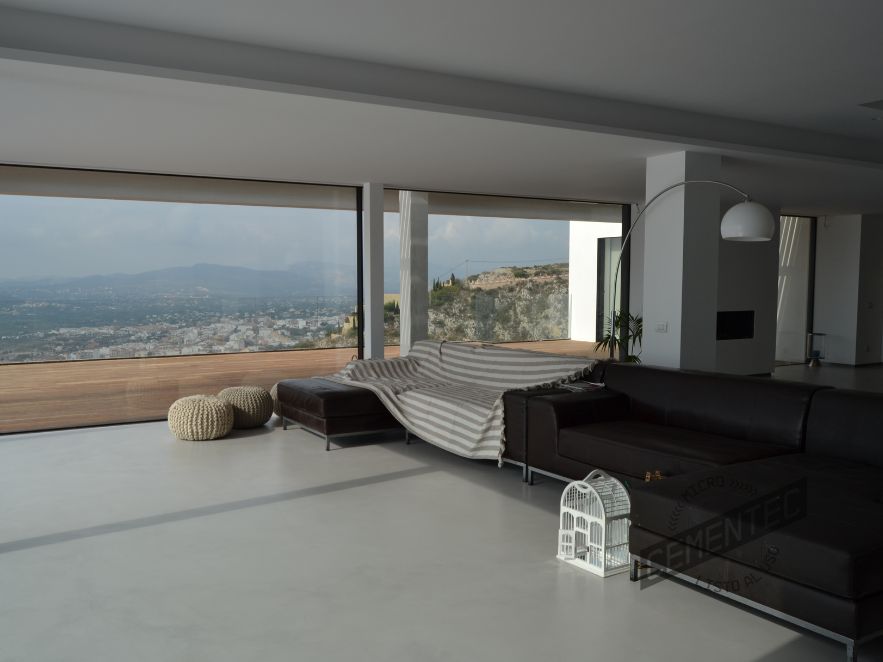 Microcemento alisado en salón-comedor con maravillosas vistas al mar de la provincia de Alicante.