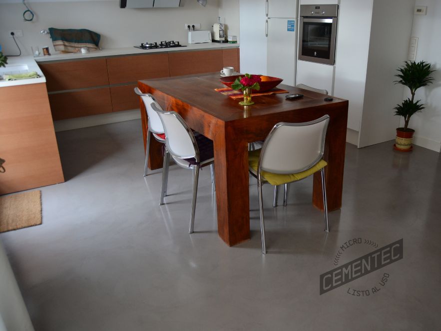 Kitchen floor with polyurethane varnish finish for microcement. 
