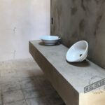 Lavabo de revestido con microcemento base y donde se ha aplicado la imprimación epoxi Consolidador de Cementec.