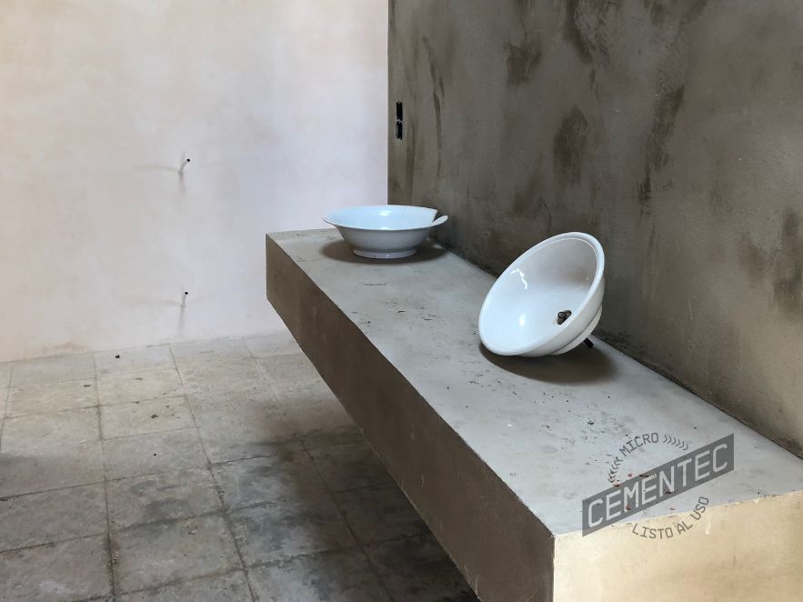 Lavabo de revestido con microcemento base y donde se ha aplicado la imprimación epoxi Consolidador de Cementec.
