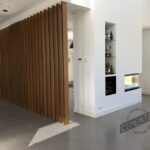 Salón comedor con dos capas de sellador superficial del microcemento Primer aplicadas en el suelo.