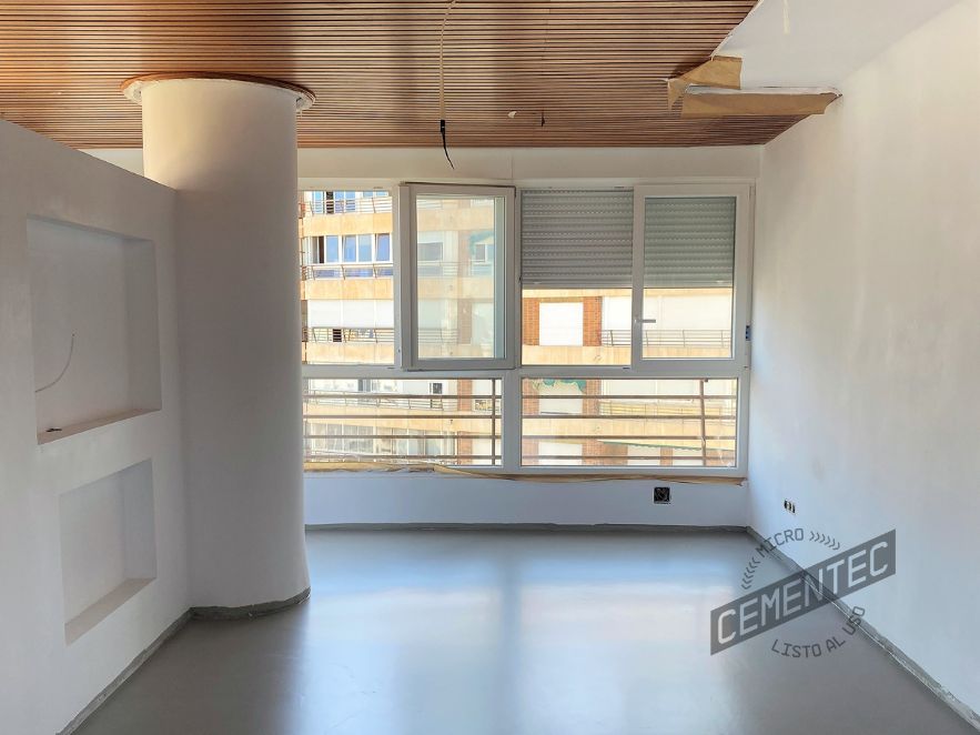 Proyecto de reforma con microcemento en hogar integral.