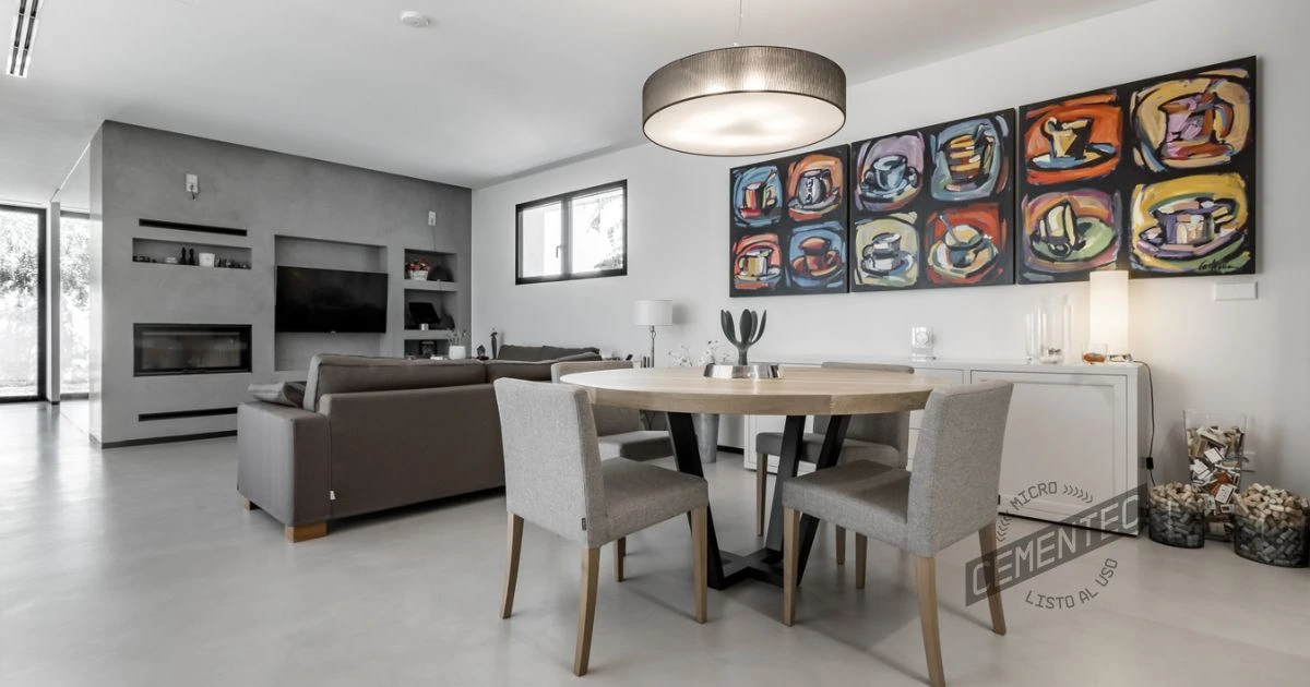 Meuble TV en microciment construit sur place, dans un salon fini en microciment prêt à l’emploi